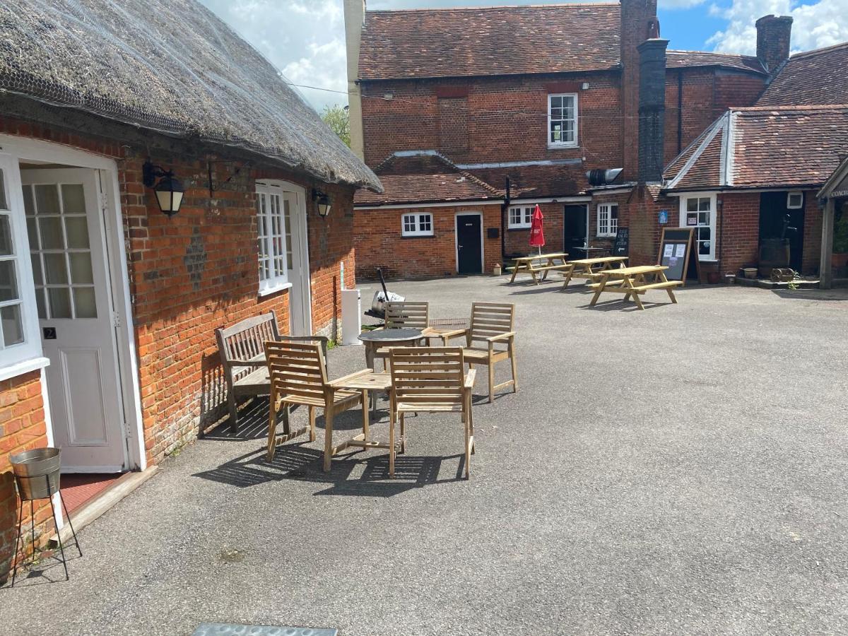 ウィンチェスター The Coach And Horses Bed & Breakfast エクステリア 写真